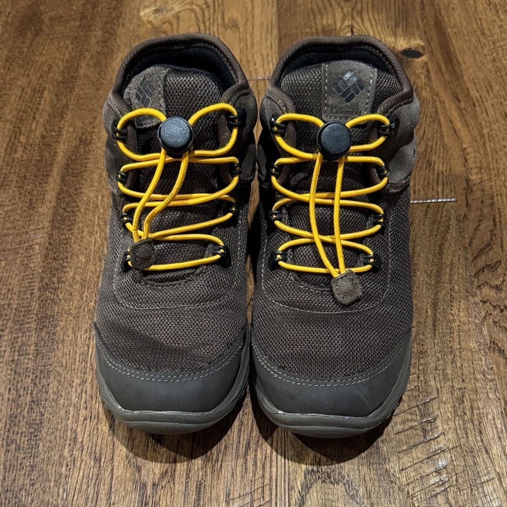 Columbia Dark Brown waterproof Hiking Shoes with Yellow Accents Sz 4